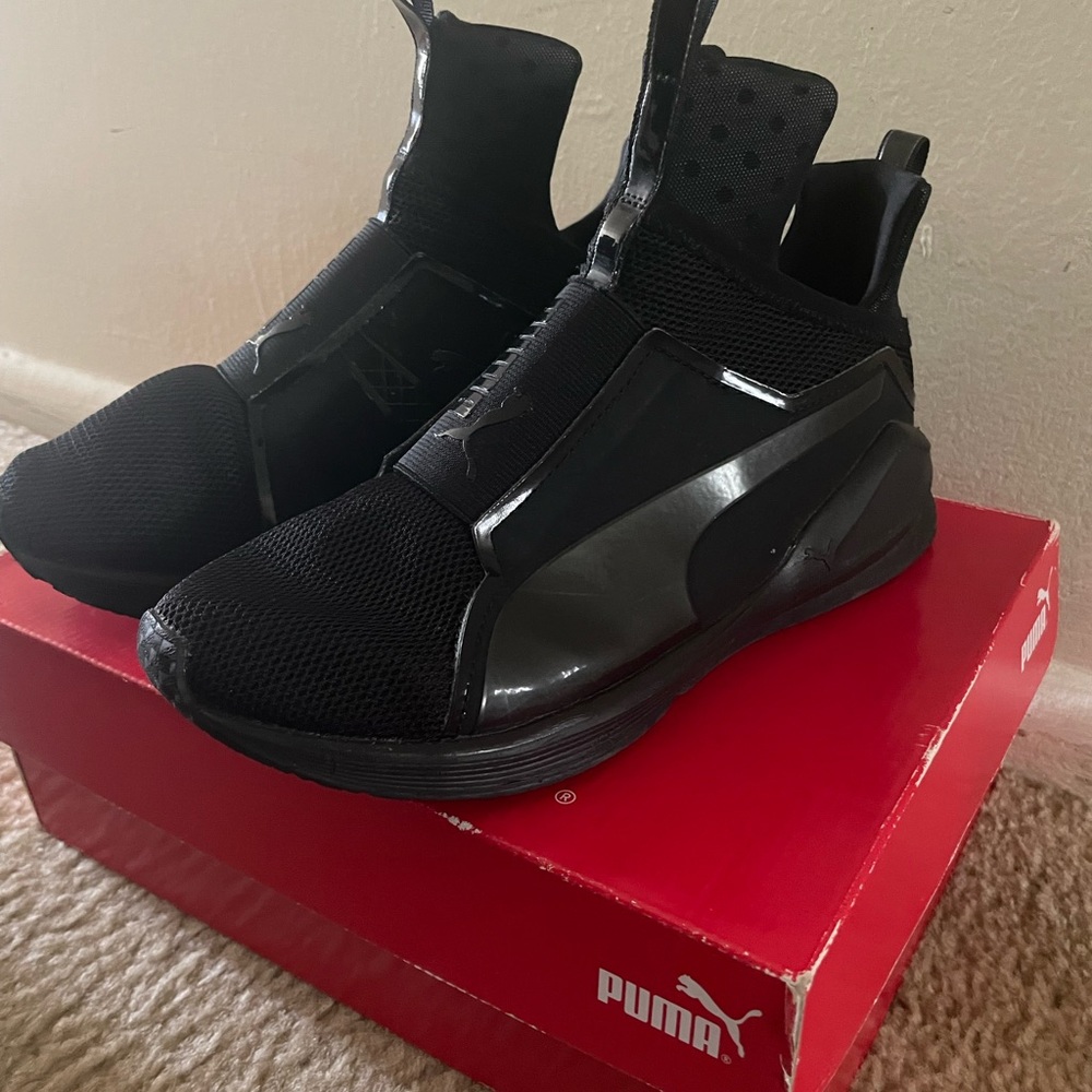 No lace Puma black sneakers